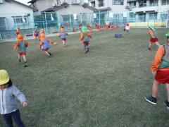 サッカーを楽しむ幼児たち