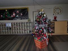 幼稚園の玄関のクリスマスツリー