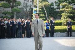 写真：初登庁する松山市長