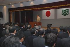 写真：就任式で決意を語る松山市長
