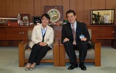 写真：韓国・平澤市職員の鄭淑（ジョン・スク）さんと松山市長