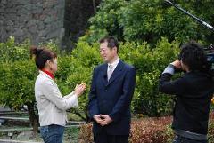 写真：「わくわくテレビ」に出演する松山市長