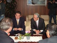 写真：西条市を訪問する松山市長と松山市議会議長