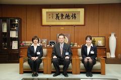 写真：青年海外協力隊のお二人と松山市長