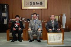 写真：愛媛県グランドソフトボールチームの皆さんと松山市長