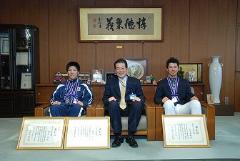 写真：左から中矢力さん、松山市長、松山英樹さん