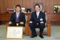 写真：武田大作さんと松山市長