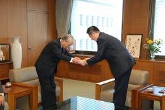 写真：絵はがきの贈呈を受ける松山市長