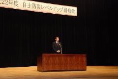 写真：研修会で挨拶する松山市長