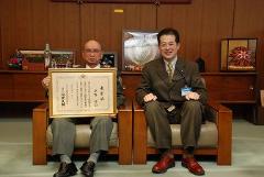 写真：伊予万歳別府双葉会 平野会長と松山市長