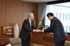写真：松山市議会田坂議長から提案書を受け取る松山市長