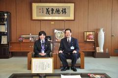 写真：木原理菜さんと松山市長