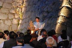 写真：火入れ式に参加する松山市長