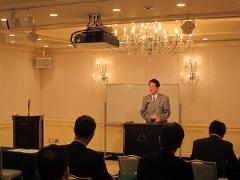 写真：「愛媛県ふるさと会」で講演する松山市長