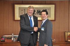 写真：Dr．アレクサンダー・オルブリッヒ総領事と松山市長