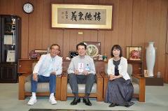 写真：トワ・エ・モワのお二人と松山市長