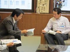 写真：松山河川国道事務所長から説明を受ける松山市長