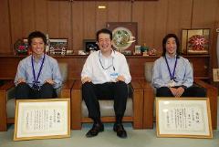 写真：左から藤田一海さん、松山市長、青野令さん