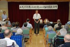 写真：高齢者の方を表敬訪問し、挨拶する松山市長