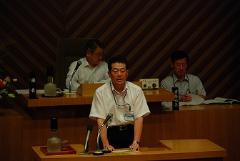 写真：質問に対する答弁をする松山市長