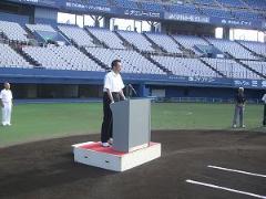 写真：松山市民軟式野球大会で挨拶する松山市長