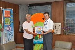 写真：まつやま里島ツーリズム連絡協議会会長と松山市長