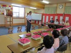 写真：敬老会で挨拶する松山市長