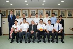 写真：愛媛県教員チームの皆さんと松山市長