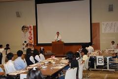写真：一般向けセミナーで挨拶する松山市長