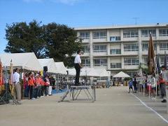 写真：体育祭で参加者を激励する松山市長