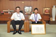 写真：長澤圭さんと松山市長