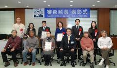 写真：大賞及び佳作受賞者、審査員の皆さんと松山市長