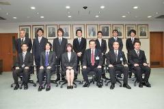 写真：表彰を受けた皆さんと松山市長