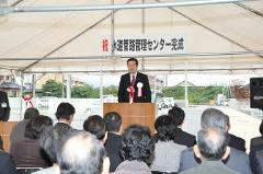 写真：完成式典で挨拶する松山市長