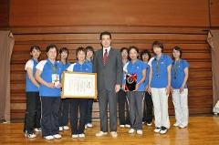 写真：松山レディースの皆さんと松山市長