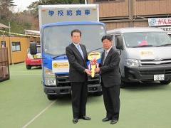 写真：佐藤町長へレプリカキーを手渡す松山市長