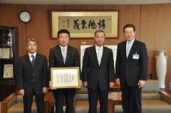 写真：四国西濃運輸労働組合の皆さんと松山市長