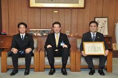 写真：ワンサ株式会社の皆さんと松山市長