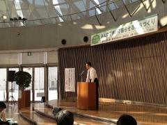 写真：まちづくりフォーラムで講演する松山市長