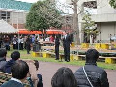 写真：フォーラムで挨拶する松山市長