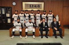 写真：松山リトルシニアチームの皆さんと松山市長