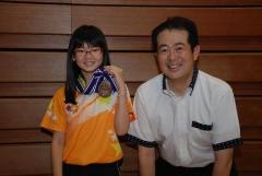 塩見真希さん（左）と松山市長