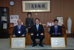 左から櫛部隆志さん、松山市長、入河太輔さん