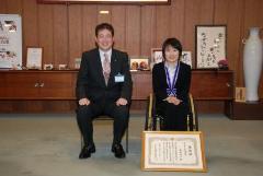 森田梨沙さん（右）と松山市長