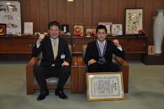 高市賢悟さん（右）と松山市長