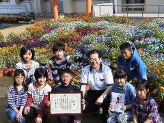 和気小学校の児童と市長