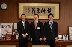 左から長谷川監督、市長、米田マネージャー