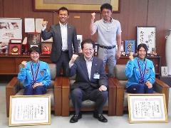 前列左から上原明悠美さん、市長、高見澤安珠さん