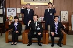 前列左から岡田依子さん、市長、田中裕康さん
