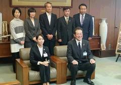 宮崎ゆいさん（前列左）と市長